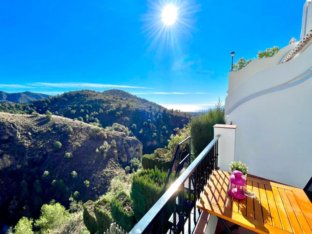 Apartamentos Axarquia , Frigiliana, Terraza Privada Con Vistas A La Montana Rio Y Al Mar Esterno foto